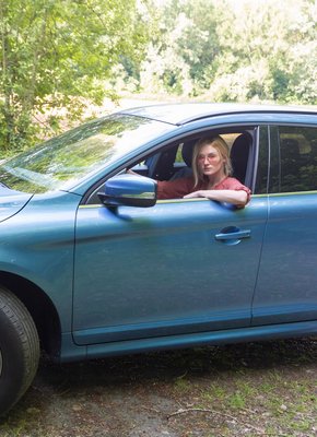 Тощая телка позирует голая в машине