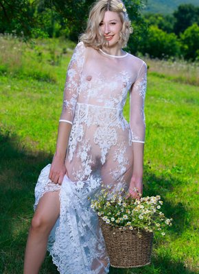 Голая стройняшка с волосатым лобком на природе