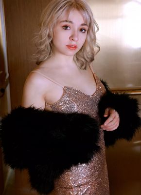 Молодая нимфоманка позирует в лифте голышом