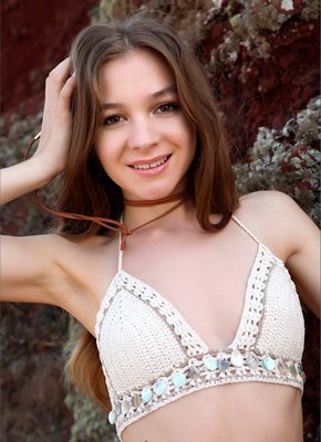 Молодая детка разделась до гола на природе