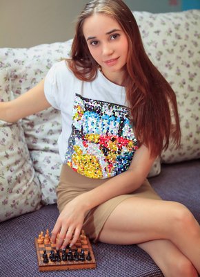 Милая шатенка засветила волосатую пизду