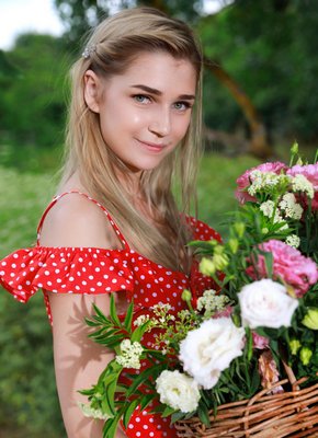 Красивая девушка разделась до гола на природе