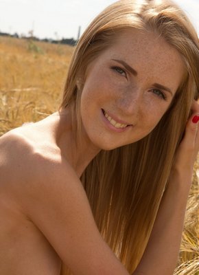 Голая деревенская рыжуха позирует в поле