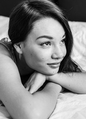 Обнажённая девушка в чёрно-белом цвете