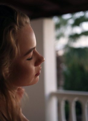 Деваха без трусиков поглаживает подкаченную попку