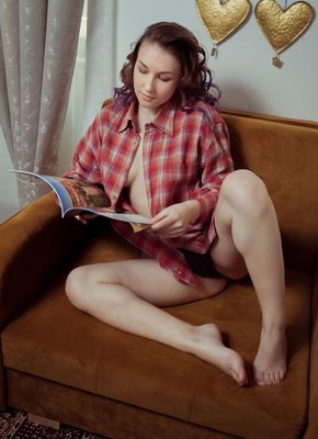 Молодая шатенка мастурбирует перед камерой