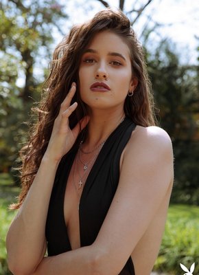 Жгучая брюнетка показала натуральные сиськи