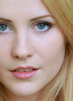 Блондинка в купальнике разделась на природе