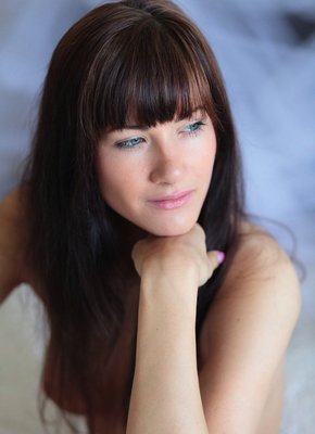 Скромная девка стягивает трусики