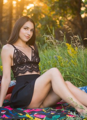 Милашка хвастается задницей на природе