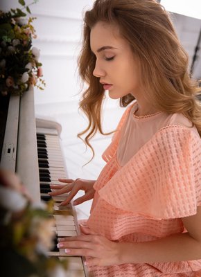 Шалунья засвечивает волосатый лобок