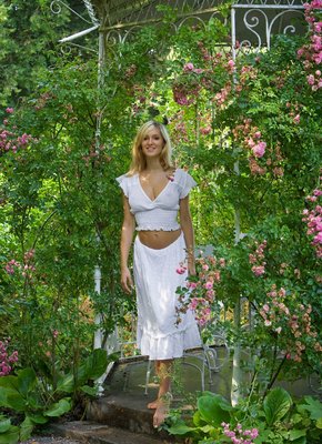 Девушка с шикарной грудью в саду