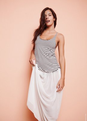 Девушка в тельняшка и юбке разделась догола