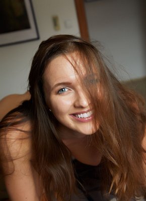 Голая сексуальная баба выгибается на кровати