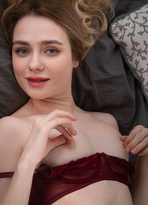 Любовница стянув трусики трогает письку