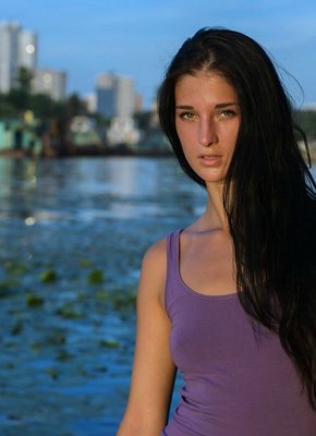 Худая брюнетка с маленькими титьками