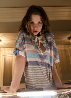 Молодая девушка засветила попку в стрингах