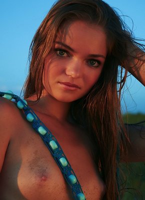 Голая девка искупалась в пруду