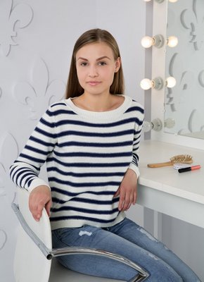 Привлекательная модель в джинсах раздевается догола