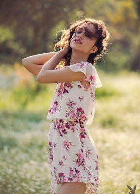 Молодая красотка с миниатюрными сиськами разделась на природе