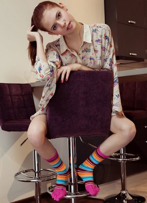 Молодая рыжая бестия стянула трусики и показала писю