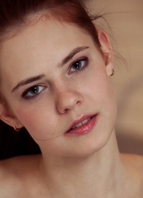 Молодая рыжая бестия стянула трусики и показала писю