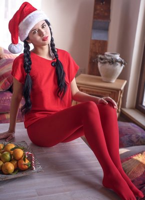 Брюнетка с косичками сняла колготки на новый год