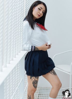 Сучка в татуировках сняла юбку