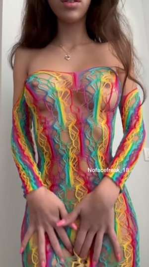 Ошеломительная крошка в цветной прозрачной кофточке трет шикарные сисечки