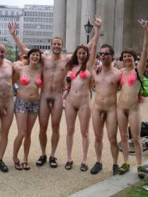 Нудисты занимаются сексом прямо на виду у всех