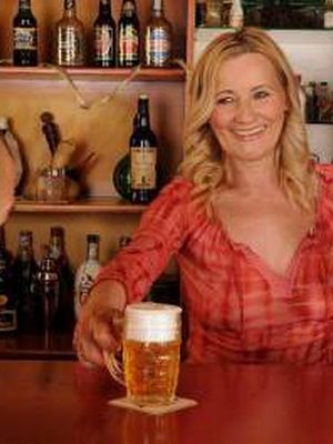 Порнуха со старушкой барменшей